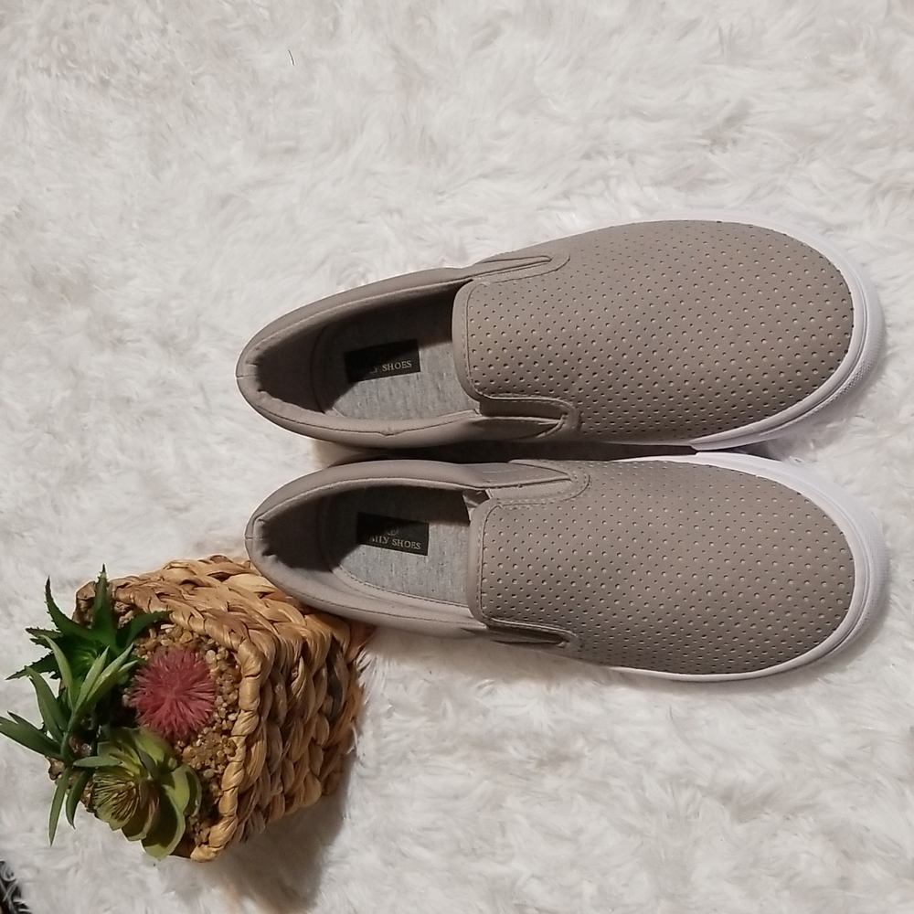 DailyShoes Women's Casual Slip-On Flat Loafers Sneakers Shoes. Size 8